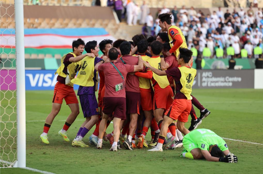 1月17日，中国队在点球大战后庆祝获胜。新华社记者王海洲摄