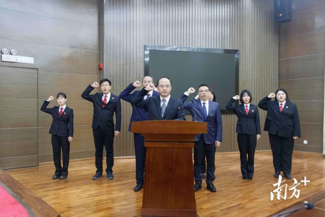 会上举行颁发任命书和就职宪法宣誓仪式。 会上举行颁发任命书和就职宪法宣誓仪式。