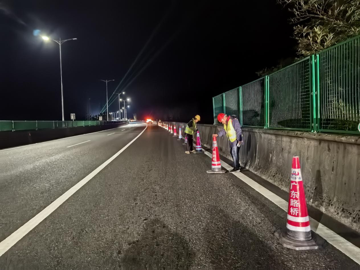 利用交通锥压缩车道