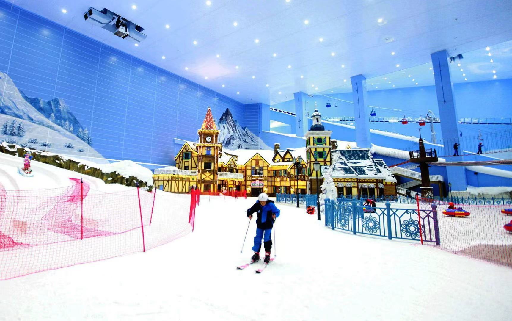 广州融创雪世界，可同时容纳3000名游客进行各类冰雪娱乐活动。图源：南方日报