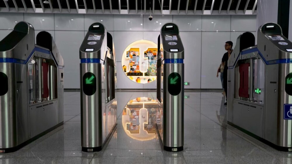 Guangzhou Metro tries out keeping turnstiles always open