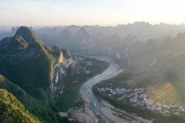 桂林漓江两岸风光。新华社发 桂林漓江两岸风光。新华社发