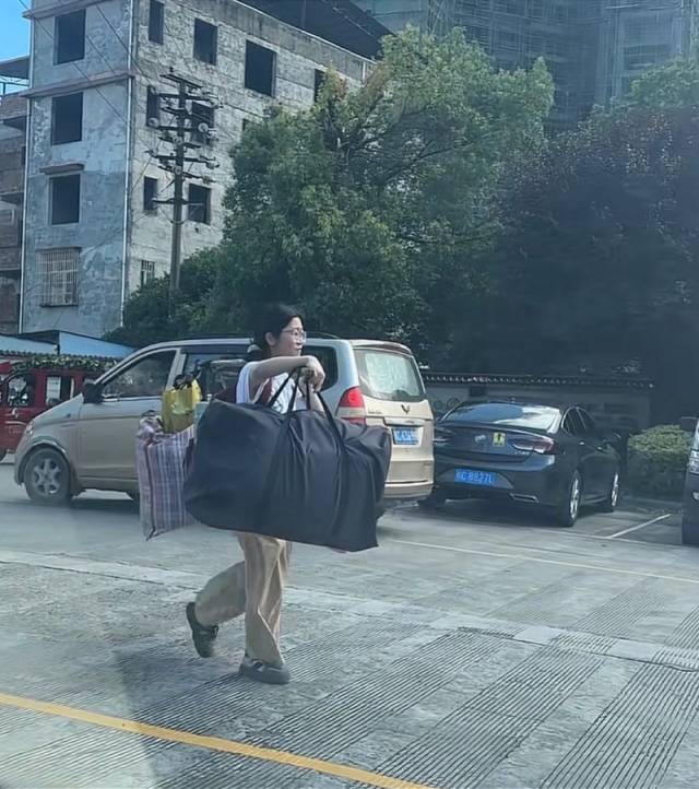 “扁担女孩”刘燕。 “扁担女孩”刘燕。