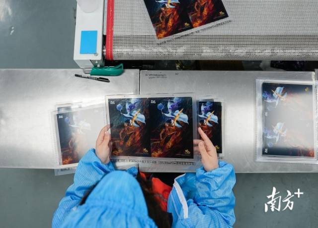 哪吒色纸是周边产品中的一种。 南方+ 王俊涛 拍摄