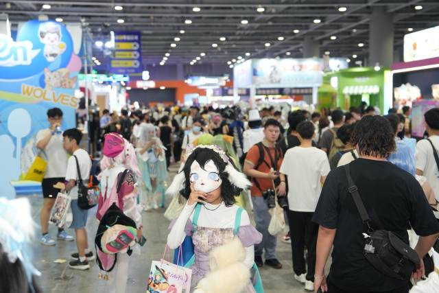 数十万年轻人跨市跨省奔赴一场二次元的狂欢派对,带旺了人气,更带动了城市消费 南方+ 王俊涛 拍摄
