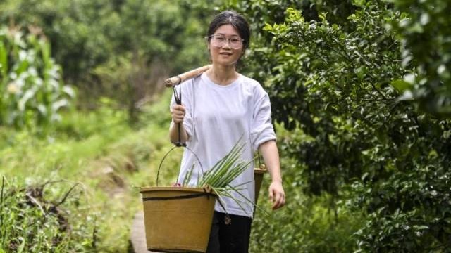 “扁担女孩”的选择：网络片段背后一个山区县的特色教育探索