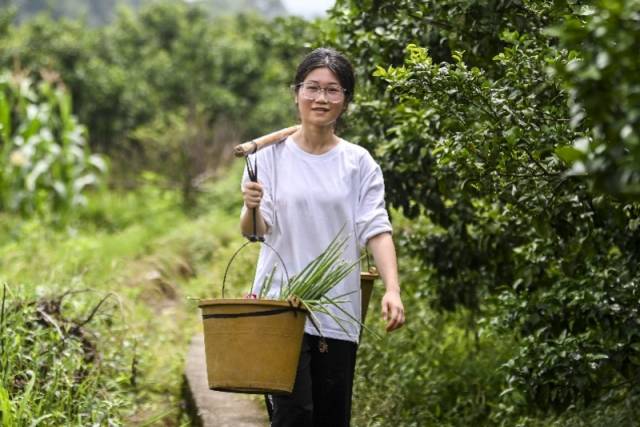 “扁担女孩”刘燕。新华社发 “扁担女孩”刘燕。新华社发
