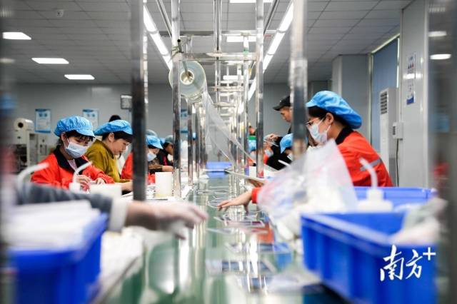 因今年春节《哪吒2》电影票房大火,东莞某潮玩工厂生产线每天12小时不停运转。 南方+ 王俊涛 拍摄