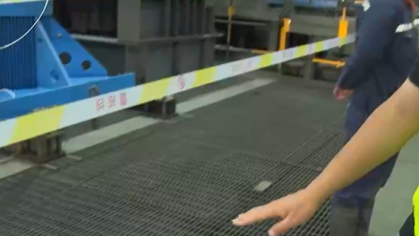 忽然坠落：撑不住六名大学生的格栅板