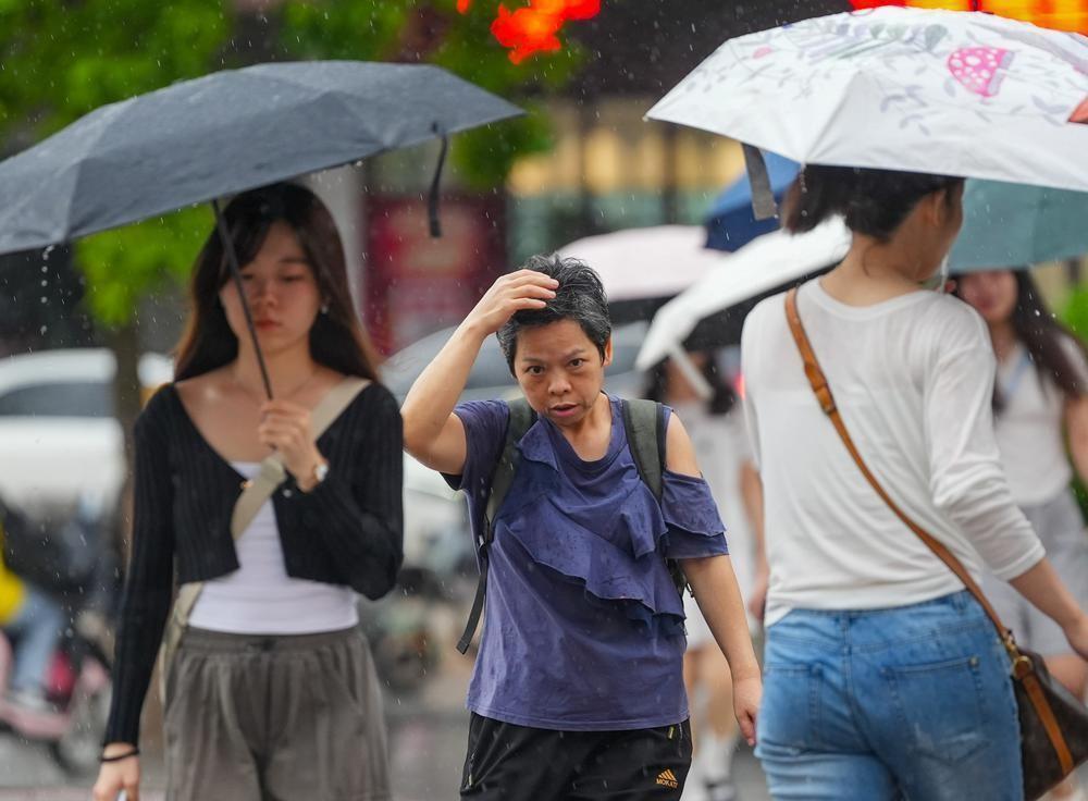 9月7日傍晚，广州市民冒雨出行 梁怿韬 摄