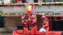 转移受困群众,清理淤泥,防御“苏拉”他们在行动 转移受困群众,清理淤泥,防御“苏拉”他们在行动
