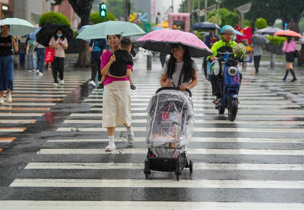 9月7日傍晚，广州市民冒雨出行 梁怿韬 摄