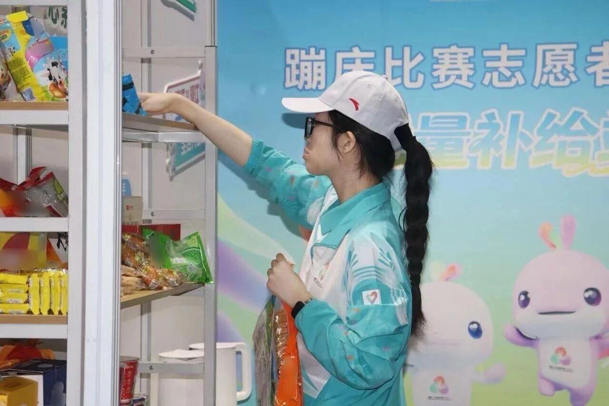 △志愿者摆放能量补给站物资。