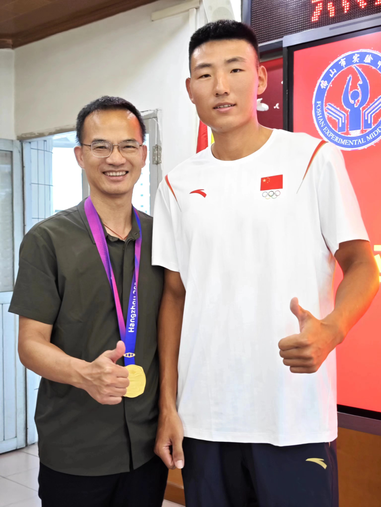 聂毅德（右）与佛山市实验中学党总支书记关剑飞（左）合影。