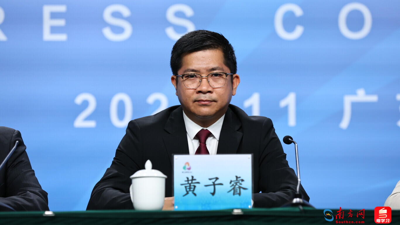 河源市人民政府副市长黄子睿在发布会上发言。摄影 曹雅琴