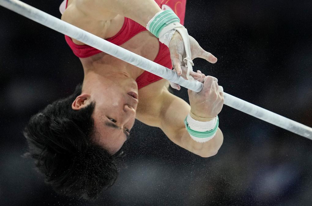11月14日,湖南队选手张博恒在单杠比赛中。新华社记者 胥冰洁 摄