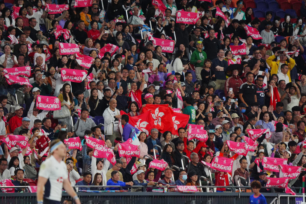 11月14日,在香港举行的第十五届全国运动会7人制橄榄球男子决赛中,球迷在场边加油助威。新华社记者 朱炜 摄