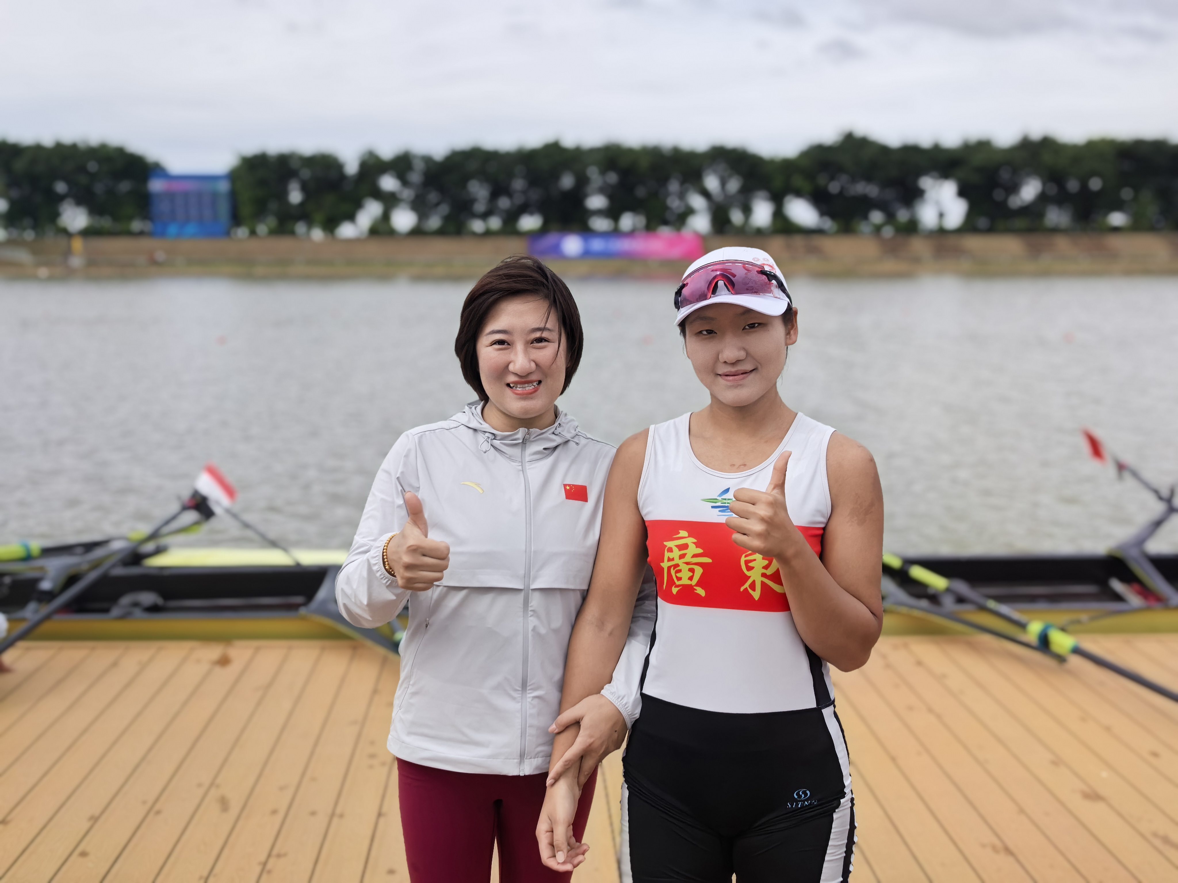 王凡予（右）与李媛媛教练（左）合影。