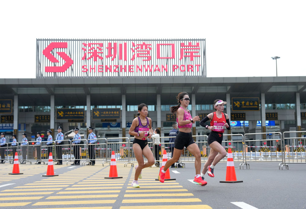 11月15日,第十五届全国运动会田径项目女子马拉松比赛参赛选手经过深圳湾口岸。新华社记者 丁增尼达 摄