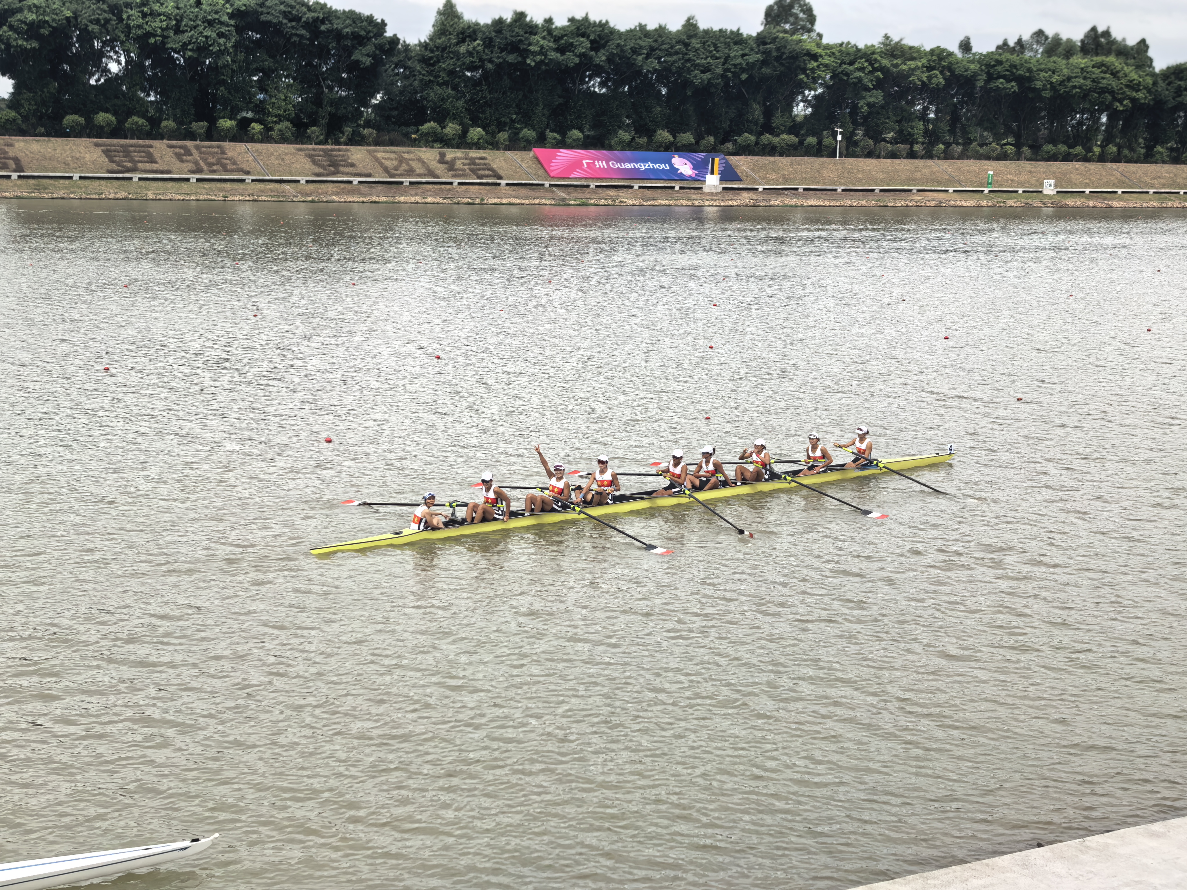 王凡予（左三）与队友斩获女子八人单桨银牌。