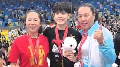 全运时刻｜得分王杨舒予人气“炸裂”！夺冠后全场巡回合影