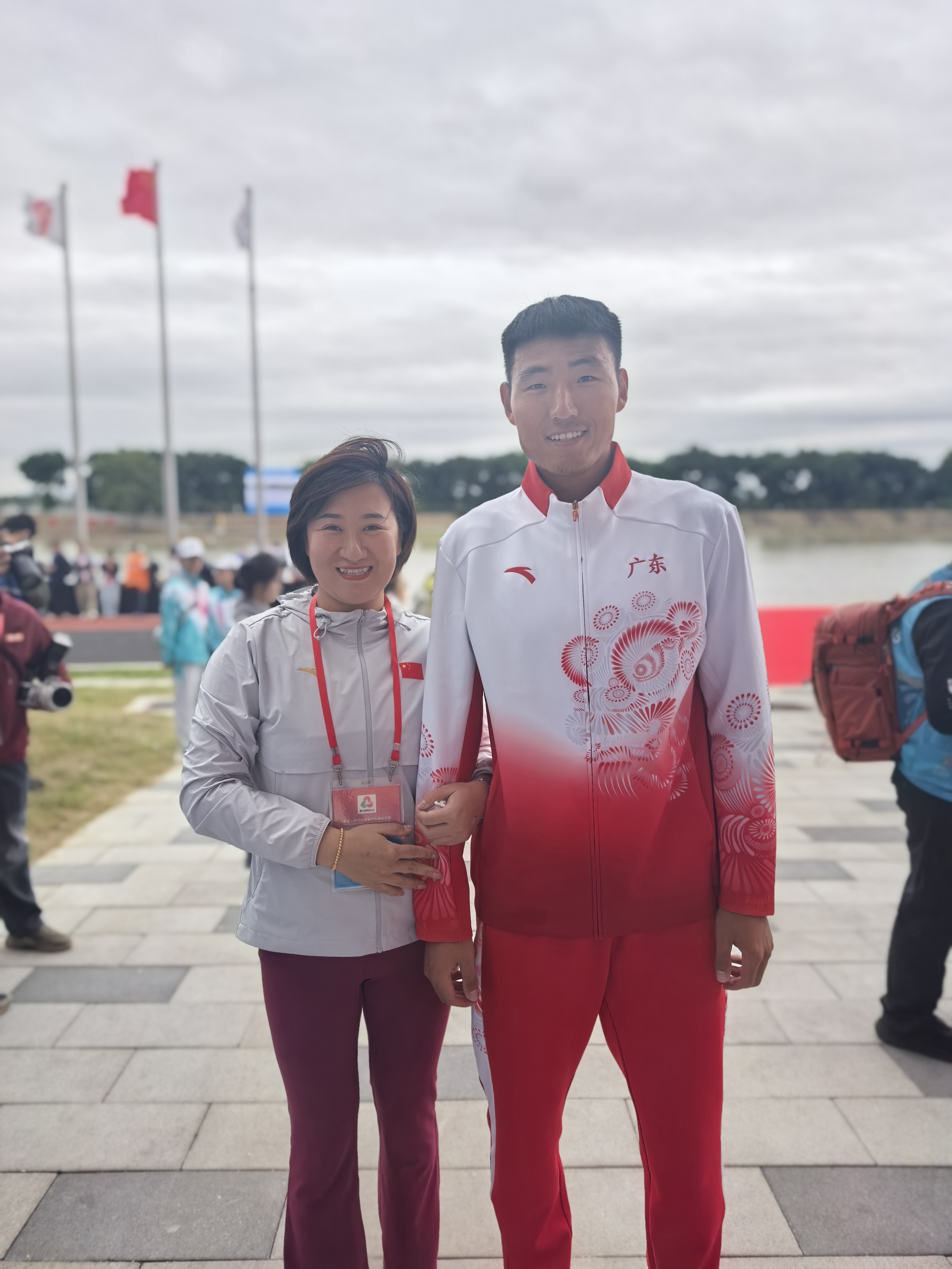 聂毅德与启蒙教练、佛山市实验中学赛艇队教练李媛媛合影。