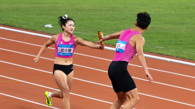 摄影侧记｜ 梁小静摔倒后，她们扶她起来，他们助她完赛