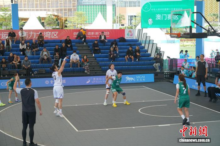 11月12日,第十五届全国运动会三人篮球赛事在澳门开赛。在女子小组赛中,广东队以21:3战胜澳门队。图为广东队(白衣)对阵澳门队。 中新社记者 郑嘉伟 摄