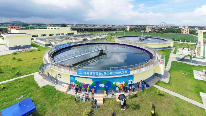 亲子家庭走进广州南沙东涌污水处理厂 环保理念入童心