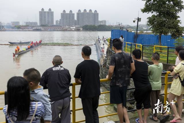 上滘村民们目送新“东坡号”驶离上滘河涌，驶入珠江返回车陂。 