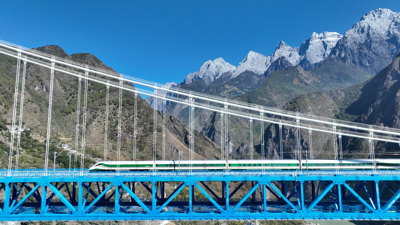 A Fuxing bullet train runs on the railway bridge built on the Jinsha River in Diqing Tibetan Autonomous Prefecture, southwest China's Yunnan Province, November 26, 2023. /CGTN