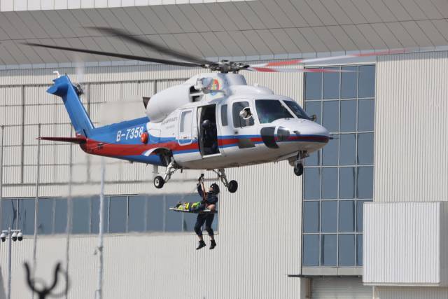 交通运输部南海第一救助飞行队队员在空中开展超低空悬停、释放悬索和救生员救助等动作。