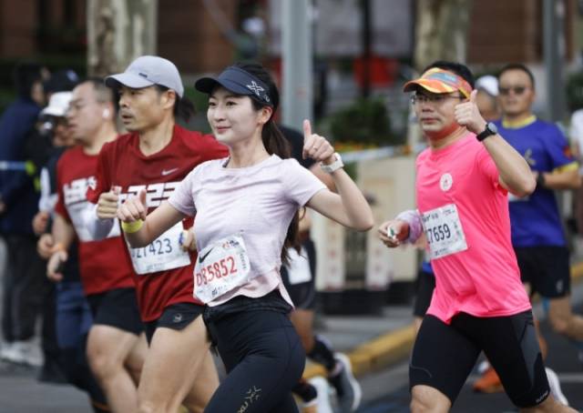 2023上海马拉松鸣枪开跑。新华社发