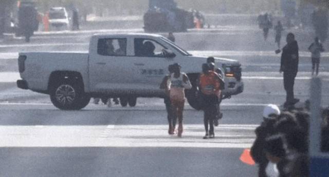 大连国际马拉松赛中，中国选手冲刺时遭遇赛事车阻拦。