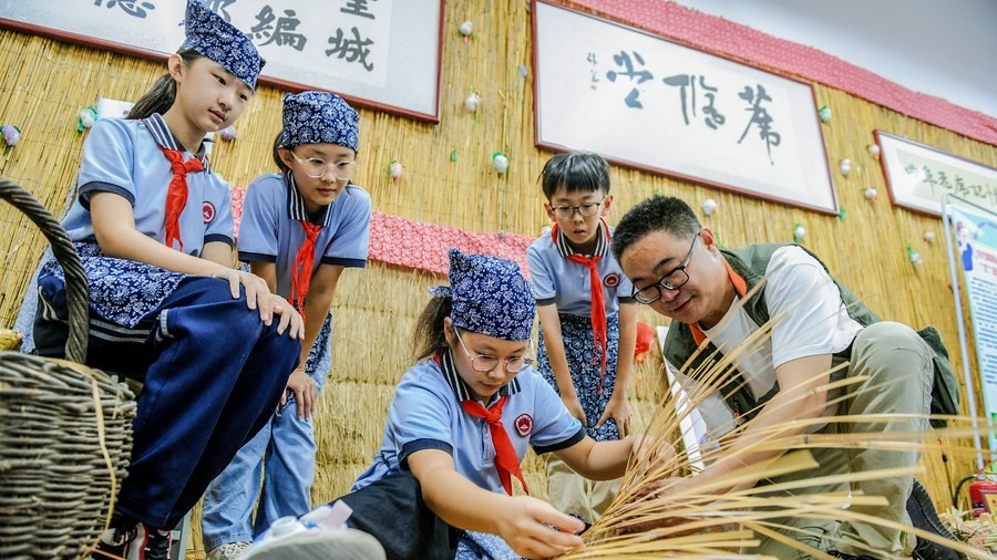 Traditional Chinese culture lectures heat up in rural communities
