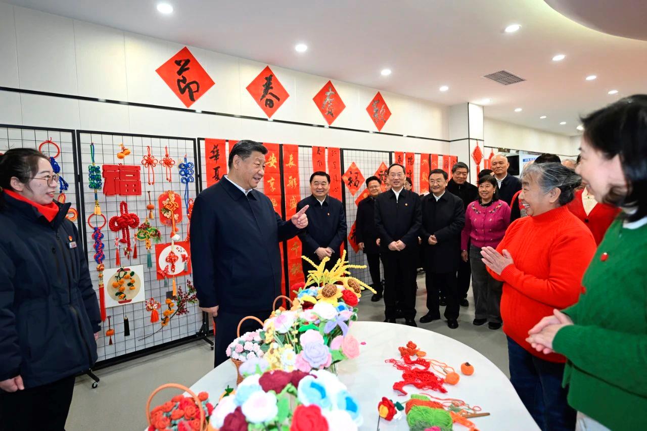 　　△2025年1月23日，习近平总书记在辽宁沈阳大东区长安小区社区党群服务中心考察时，向全国各族人民和香港同胞、澳门同胞、台湾同胞、海外侨胞致以美好的新春祝福。
