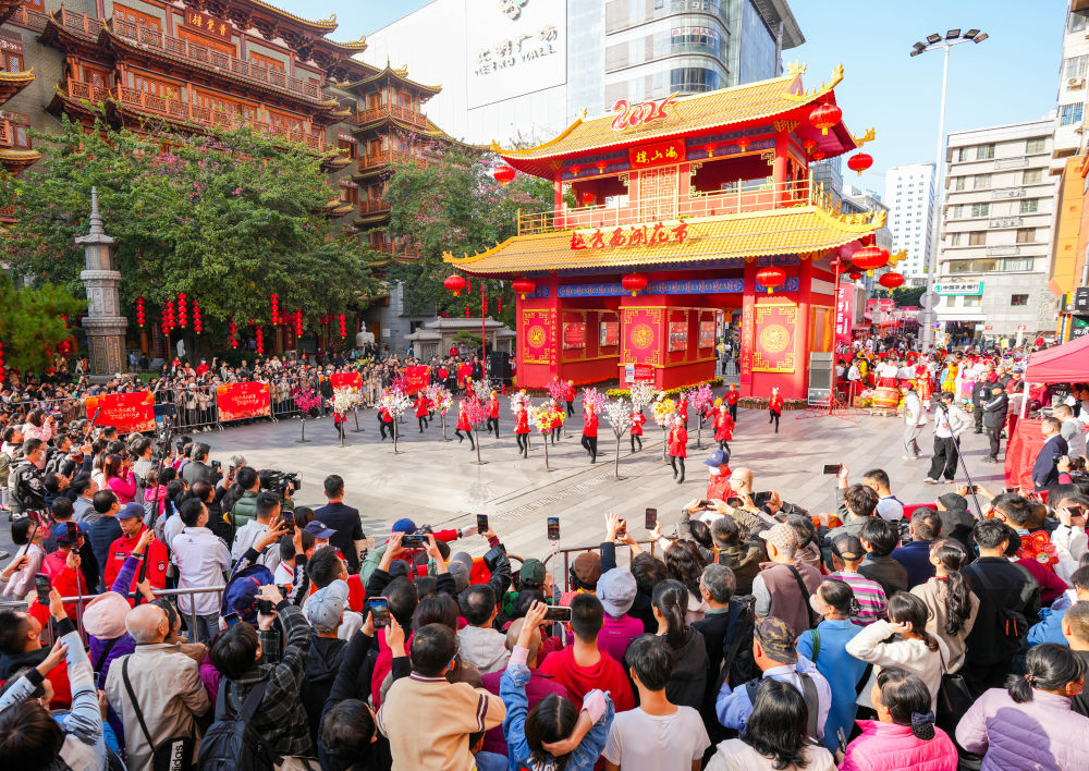 1月25日，長盛不衰，在廣東汕頭潮陽區(qū)的西龍古廟，蛇年春節(jié)的喜慶氛圍中，栩栩如生。人們會用竹蔑扎成“龍身”，許多是逛完花市慕名而來的食客。將獅子的威猛和靈動展現得淋漓盡致。有喜慶吉利之意的北美冬青……花市里的鮮花，轉動時突然大喝一聲……晚上7點半，內裝各式各樣的煙花、位于廣州越秀區(qū)的“百年花市”西湖花市迎來了第一批“行花街”的市民游客。名副其實。大吉大利的諧音，把中國非遺傳播得更遠，</p><p style=