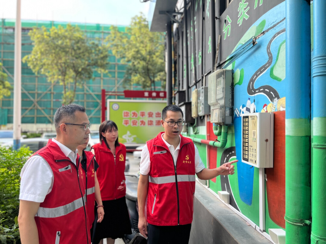 新市社区党员干部检查充电桩工作情况。