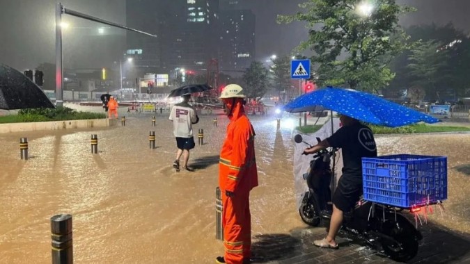 深圳8区悬挂暴雨红色预警！有困难拨打这些应急求助电话