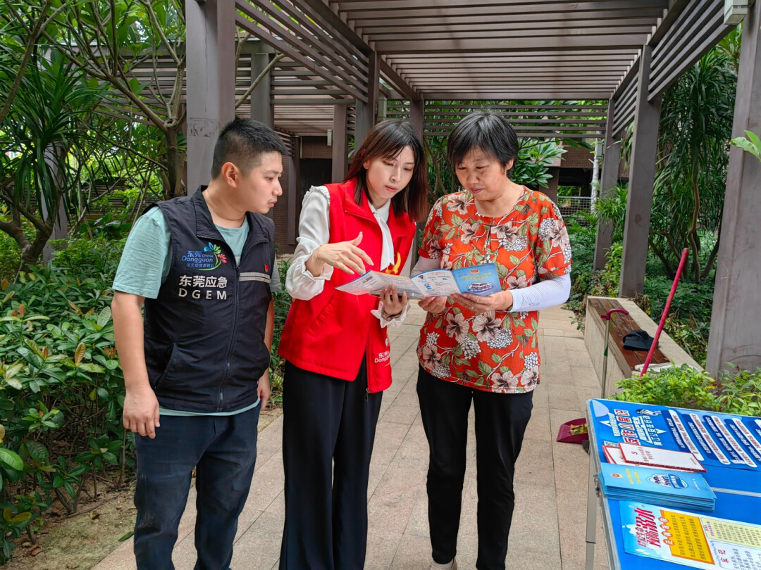 新市社区向辖区群众开展普法教育。