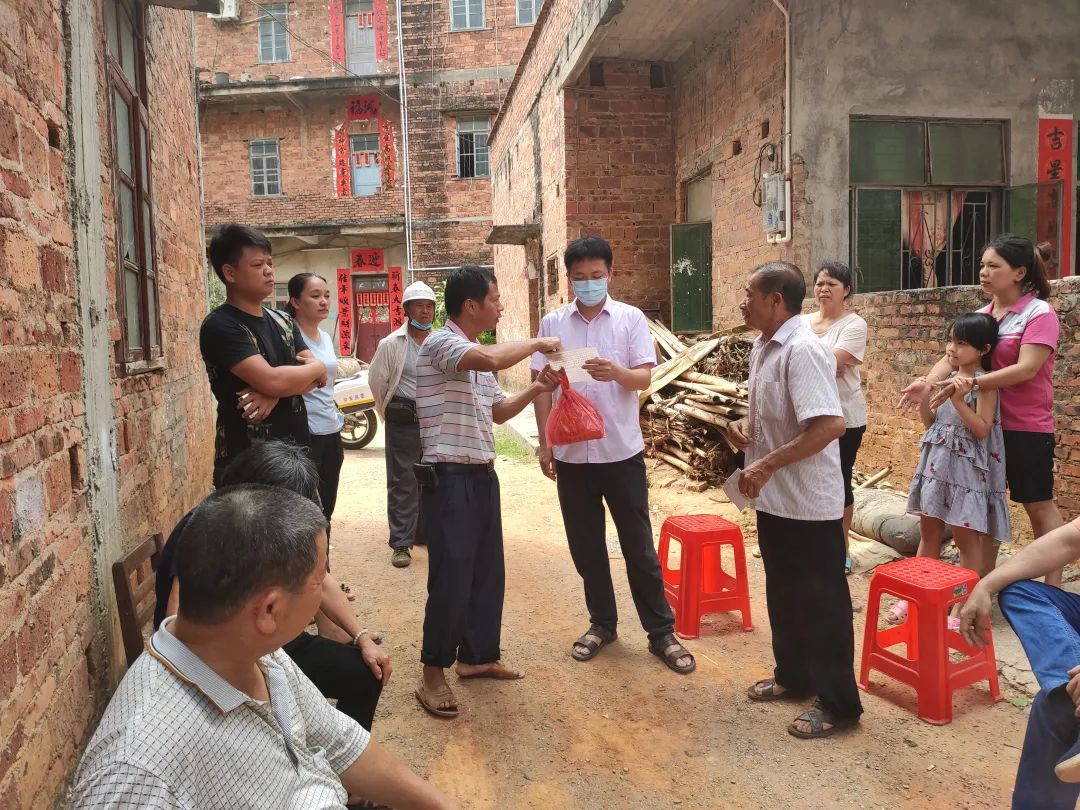 高州市长坡司法所工作人员进村入户调处矛盾纠纷。