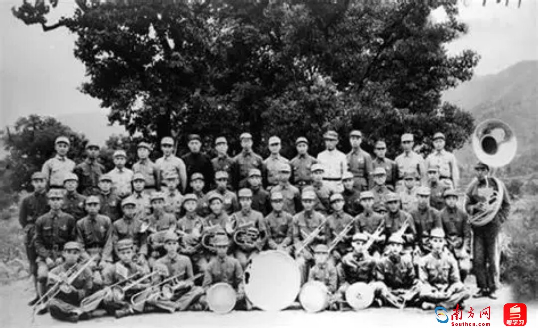 1939年菲律宾华侨各劳工团体联合会回国慰劳团在新四军军部。