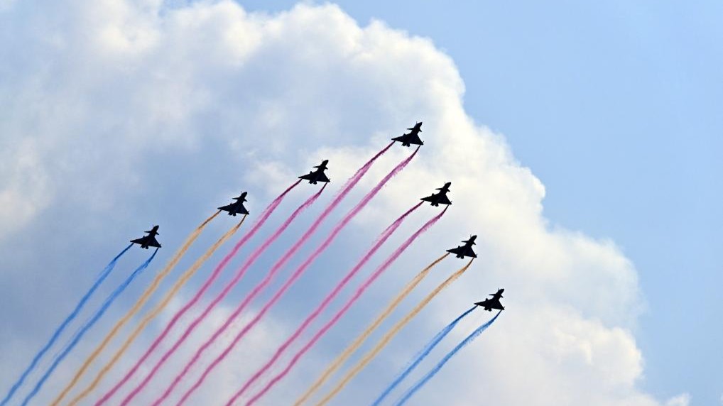 铭记！7架歼-10拉出14道彩烟，寓意14年抗战历程