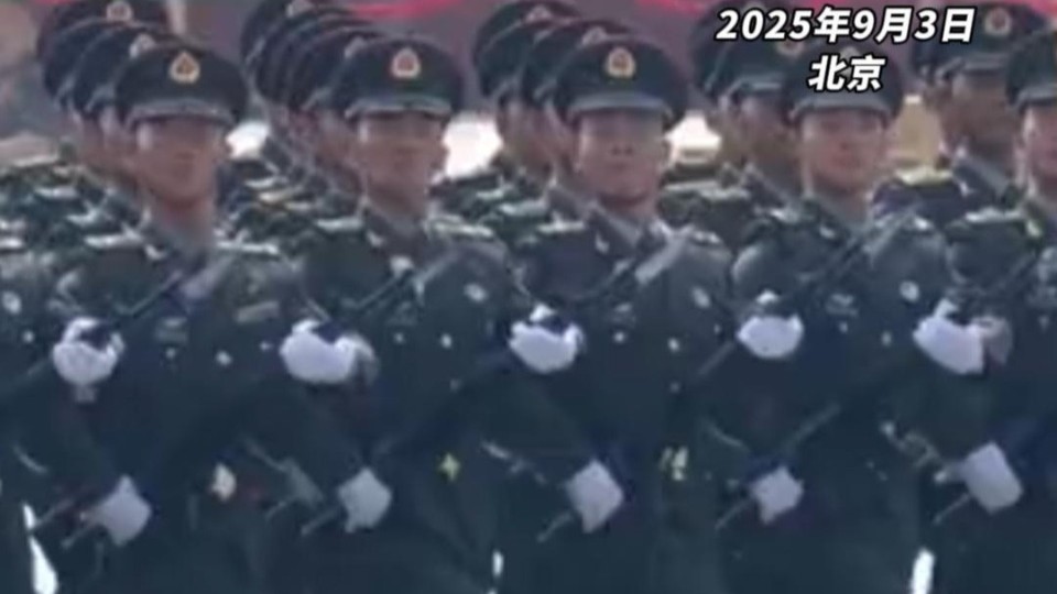 陆军方队劈枪走过天安门，脚步铿锵，气势如虹！