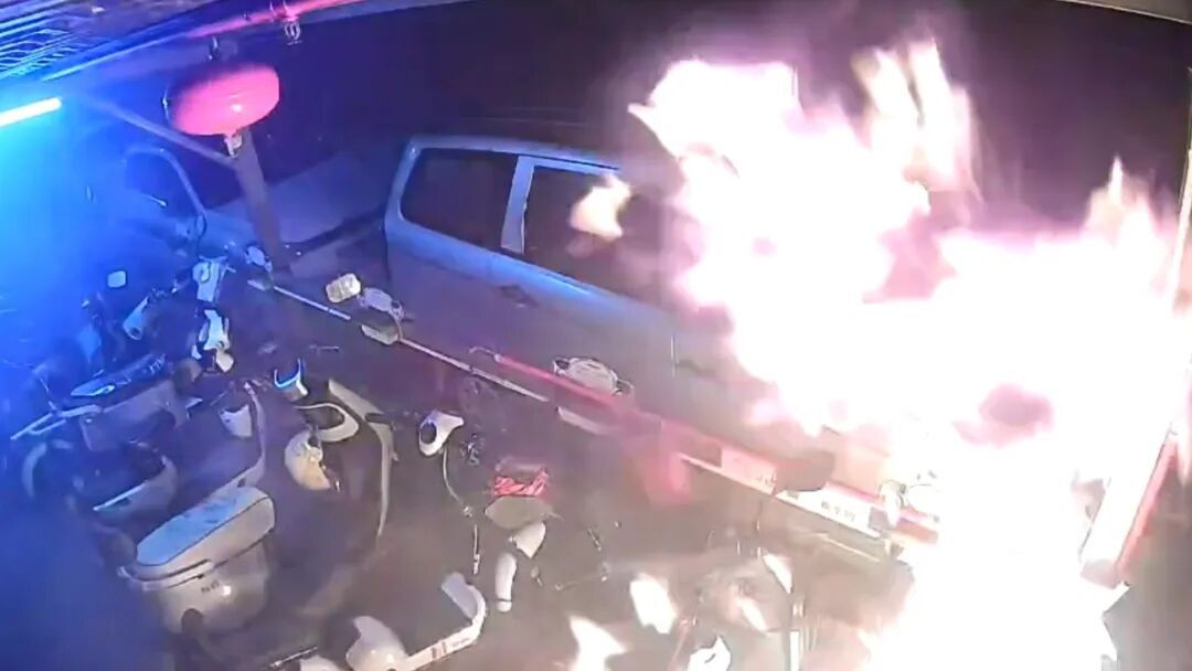 中山一电动自行车凌晨自燃，幸好它们和他们及时出手！