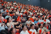 观众在银幕前同唱国歌!广东11家影院同步直播九三阅兵 观众在银幕前同唱国歌!广东11家影院同步直播九三阅兵