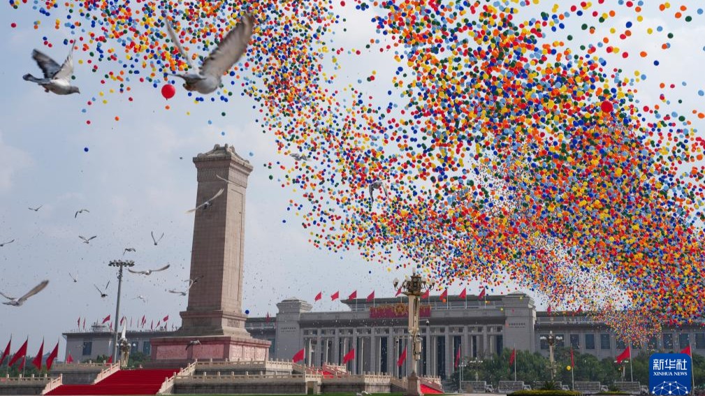 震撼！天安门广场上空，八万羽和平鸽和八万只气球齐飞