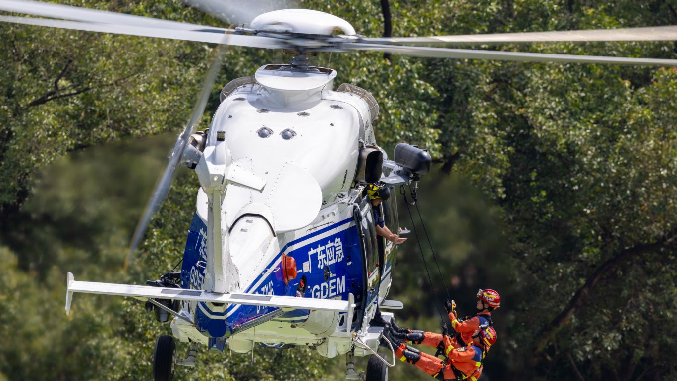 双机协同，锤炼精兵！省应急航空救援中心开展多机型索降训练