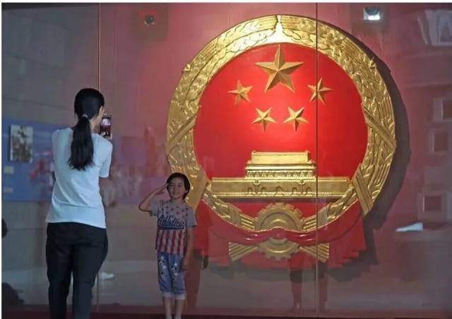1951年，沈阳第一机器厂铸造的金属国徽
