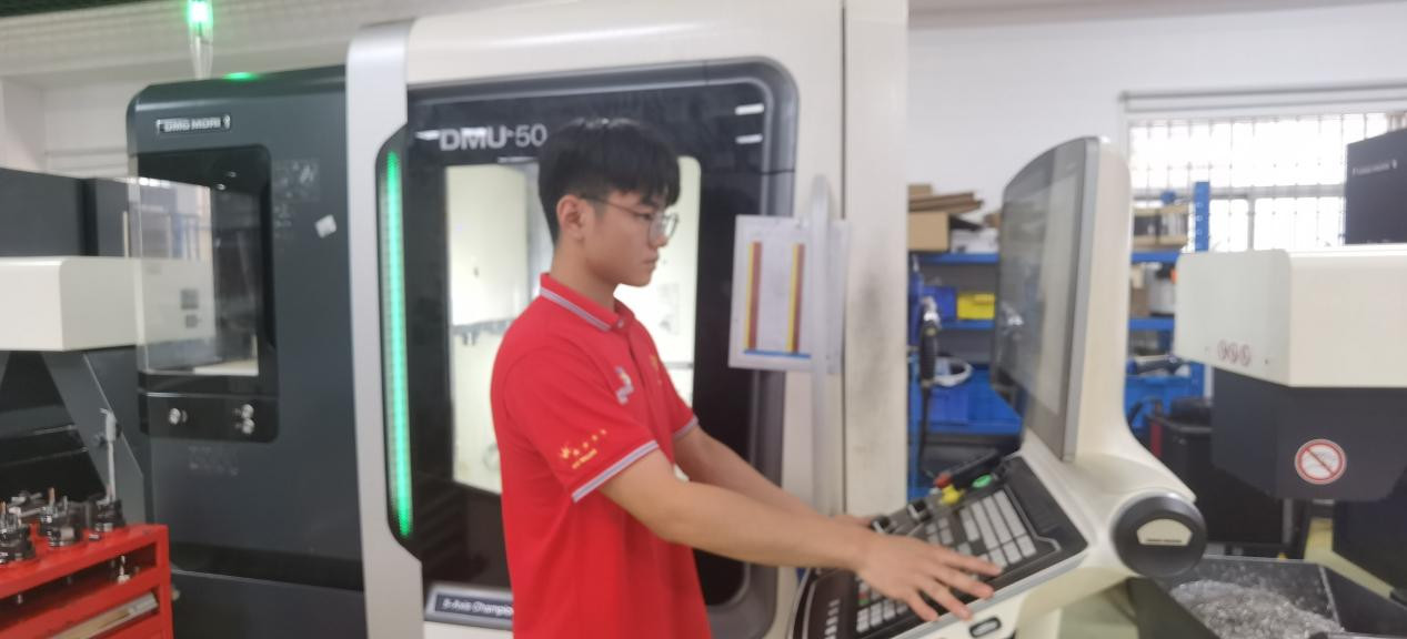 广东省机械技师学院与企业共建的实训基地里，数控铣专业的学生正在进行实操训练。受访者供图